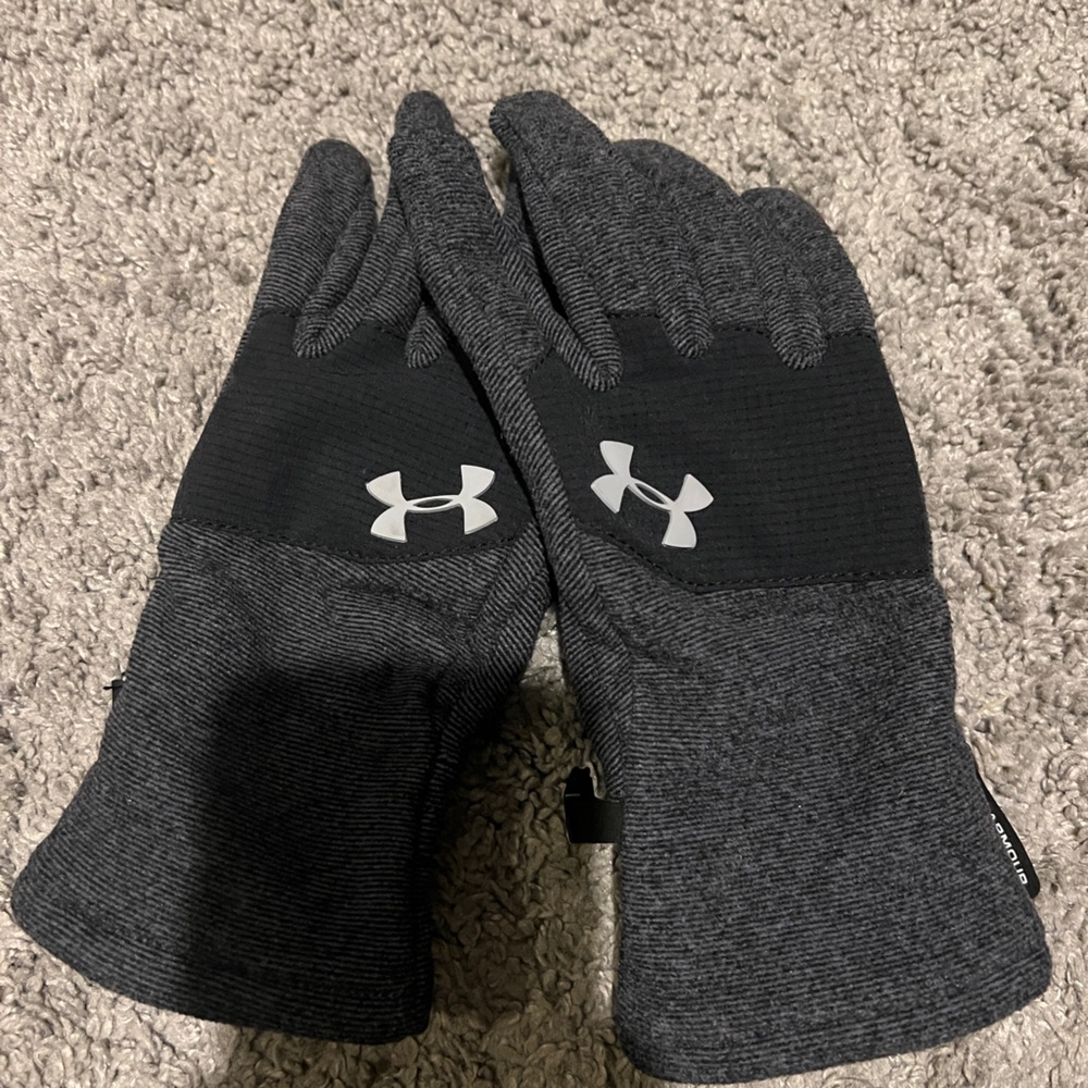 Youth large under armour gloves. Fleece mid weight. Cell phone finger design.